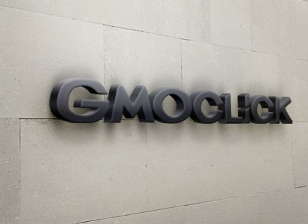 GMO-click_3D-Wall-Logo-MockUp_hader-880x400-685x320.jpg